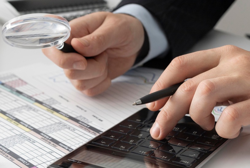 Analiză a datelor financiare cu lupa și calculatorul